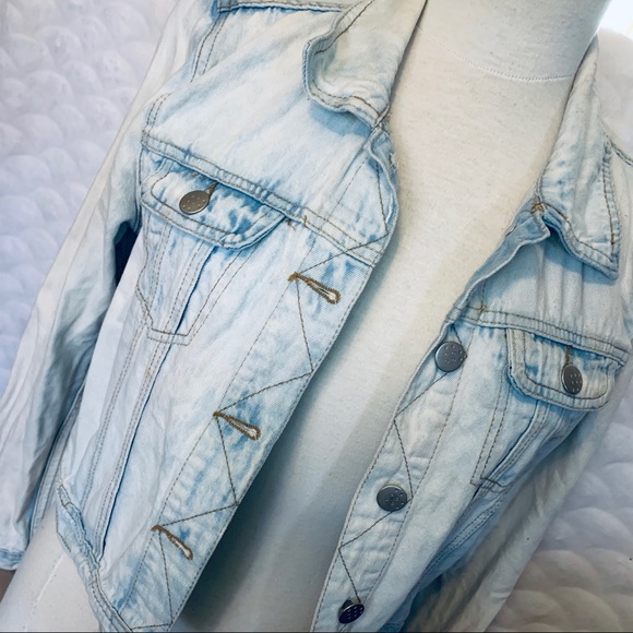 💎5/$25💎 Light Blue Jeans Jacket - Picture 2 of 5